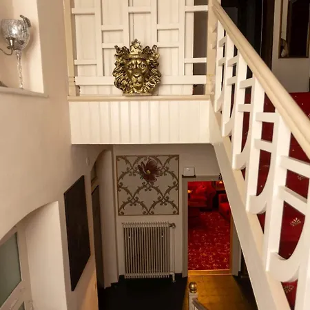 Villa Orasch Mit Erotikflair
